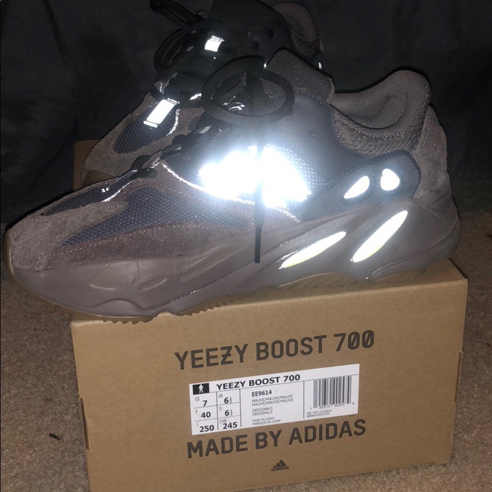 Yeezy mauve 700’s